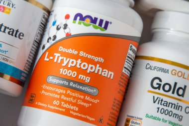 iHerb 'den vitaminler, mineraller L Tryptophan. Bir sürü farklı kavanoz. Biyolojik olarak aktif gıda katkı maddeleri. Beslenme takviyesi çevrimiçi alınıyor. Sağlık için ilaçlar. Kyiv, Ukrayna - 13 Temmuz 2023