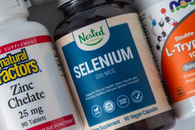 Vitaminler, iHerb 'den mineral selenyum. Bir sürü farklı kavanoz. Biyolojik olarak aktif gıda katkı maddeleri. Beslenme takviyesi çevrimiçi alınıyor. Sağlık için ilaçlar. Kyiv, Ukrayna - 13 Temmuz 2023