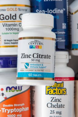 iHerb 'den vitaminler, çinko sitrat mineraller. Bir sürü farklı kavanoz. Biyolojik olarak aktif gıda katkı maddeleri. Beslenme takviyesi çevrimiçi alınıyor. Sağlık için ilaçlar. Kyiv, Ukrayna - 13 Temmuz 2023