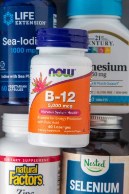 iHerb 'den B-12 vitamini. Bir sürü farklı kavanoz. Biyolojik olarak aktif gıda katkı maddeleri. Beslenme takviyesi çevrimiçi alınıyor. Sağlık için ilaçlar. Kyiv, Ukrayna - 13 Temmuz 2023