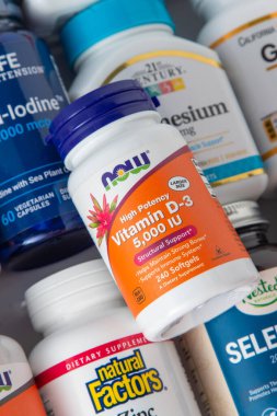 iHerb 'den D-3 vitamini mineralleri ve mikro besinler. Bir sürü farklı kavanoz. Biyolojik olarak aktif gıda katkı maddeleri. Beslenme takviyesi çevrimiçi alınıyor. Sağlık için ilaçlar. Kyiv, Ukrayna - 13 Temmuz 2023