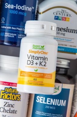 D3 K2 vitamini mineralleri ve iHerb 'den mikro besinler. Bir sürü farklı kavanoz. Biyolojik olarak aktif gıda katkı maddeleri. Beslenme takviyesi çevrimiçi alınıyor. Sağlık için ilaçlar. Kyiv, Ukrayna - 13 Temmuz 2023