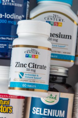 Çinko sitrat vitamin mineralleri ve iHerb 'den mikro besinler. Bir sürü farklı kavanoz. Biyolojik olarak aktif gıda katkı maddeleri. Beslenme takviyesi çevrimiçi alınıyor. Sağlık için ilaçlar. Kyiv, Ukrayna - Temmuz