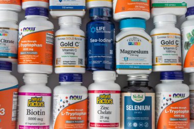 iHerb 'den vitaminler, mineraller ve mikro besinler. Bir sürü farklı kavanoz. Biyolojik olarak aktif gıda katkı maddeleri. Beslenme takviyesi çevrimiçi alınıyor. Sağlık için ilaçlar. Kyiv, Ukrayna - 13 Temmuz 2023