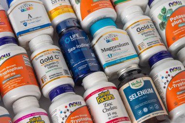 iHerb 'den vitaminler, mineraller ve mikro besinler. Bir sürü farklı kavanoz. Biyolojik olarak aktif gıda katkı maddeleri. Beslenme takviyesi çevrimiçi alınıyor. Sağlık için ilaçlar. Kyiv, Ukrayna - 13 Temmuz 2023