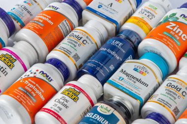 iHerb 'den vitaminler, mineraller ve mikro besinler. Bir sürü farklı kavanoz. Biyolojik olarak aktif gıda katkı maddeleri. Beslenme takviyesi çevrimiçi alınıyor. Sağlık için ilaçlar. Kyiv, Ukrayna - 13 Temmuz 2023