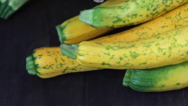 Κίτρινη Πράσινη Λεοπάρδαλη Εντόπισε Κολοκυθάκια Λαχανικά Στο Τραπέζι Συγκομιδή Μυελού — Αρχείο Βίντεο