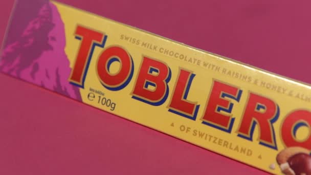 Toblerone Svájci Csokoládé Mazsolával Mézzel Mandulás Nugáttal Csomag Hegyi Logó — Stock videók