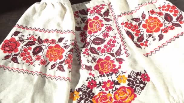 乌克兰服装绣花衬衫 橙色和黑色线的背景 维希万卡是乌克兰的象征 刺绣十字绣 乌克兰全国针迹 传统服装符号 — 图库视频影像