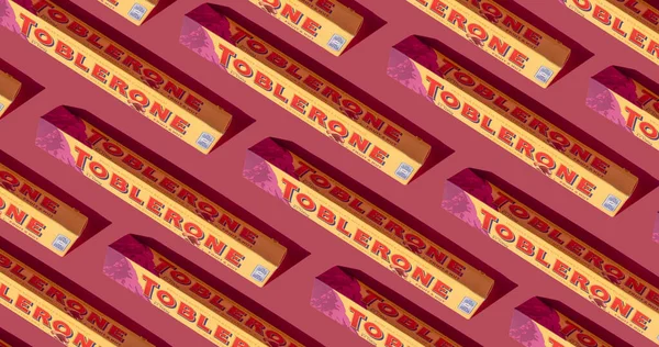 Toblerone 아몬드나 부트를 키우는 스위스 초콜릿 분홍색 배경에 새로운 패키지 — 스톡 사진