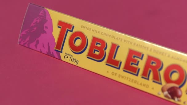 Швейцарский Шоколад Тоблерон Взращиванием Медом Миндальным Нугой Новый Логотип Горы — стоковое видео