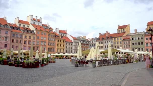 老城市 华沙波兰 五彩斑斓的房子 空荡荡的街上没有游客 欧洲室外 — 图库视频影像