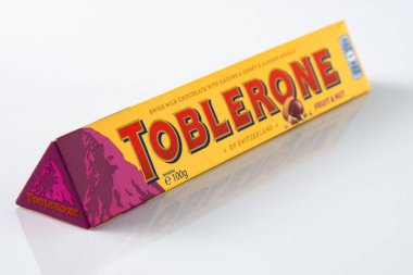 Üzümlü Toblerone İsviçre çikolatası, tatlım, bademli fındıklı. Pembe arka planda yeni paket dağ logosu. Şekerlemeler İsviçre 'nin klasik bir hatırasıdır Mondelez. Kyiv, Ukrayna - 10 Temmuz 2023.