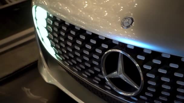 Silver Mercedes Bil Stötfångare Och Strålkastare Logotypemblem Motorhuven Mercedes Benz — Stockvideo