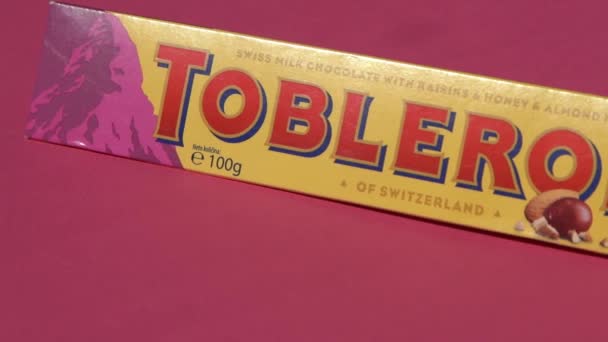 多布隆瑞士巧克力加奶 杏仁诺加特 粉红背景的新包装山形标志 糖果是瑞士的一个经典纪念品 Mondelez 乌克兰基辅 2023年7月10日 — 图库视频影像