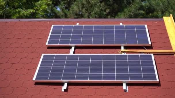 Painel Solar Telhado Casa Azulejos Vermelhos Painéis Fotovoltaicos Exteriores Fonte — Vídeo de Stock