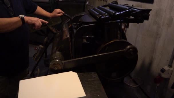 Ancienne Imprimerie Dans Une Imprimerie Imprimer Les Journaux Mode Vintage — Video