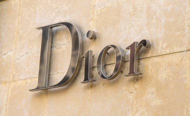 Mağazadaki DIOR şirketinin logosu. Kyiv, Ukrayna - 15 Temmuz 2023.