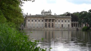 Göl evi. Göletli Lazienki Parkı. Sudaki saray bir mimari abidesidir..