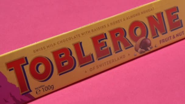 Toblerone Cioccolato Svizzero Con Lievitante Miele Torrone Alle Mandorle Nuovo — Video Stock