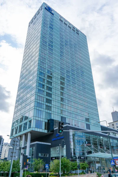 Κτίριο Και Λογότυπο Του Πολωνικού Ξενοδοχείου Hilton Warsaw Γραφείο Κτίριο — Φωτογραφία Αρχείου