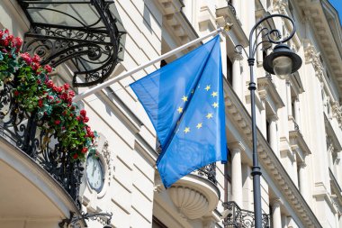 Mavi AB bayrağı rüzgarda dalgalanıyor. Avrupa sokak evi bayrak direği. Avrupa Birliği sembolü.