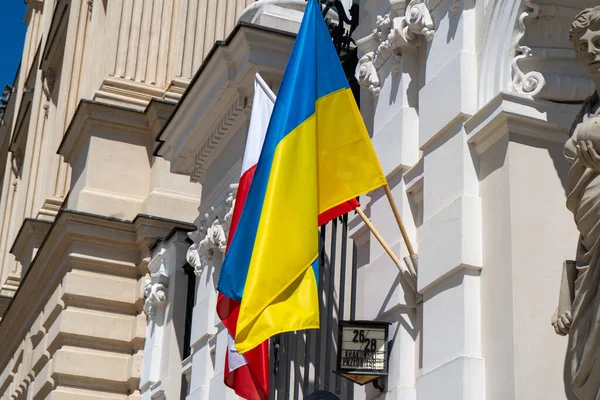 Флаги Украины Польши Развеваются Ветру Поддержка Дружба Стран Размахивая Флагом — стоковое фото