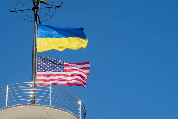 Флаги Украины Сша Развеваются Флагштоке Против Голубого Неба Государственный Символ — стоковое фото