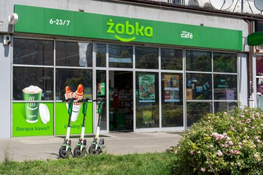 Polonya bakkal tabelası ZABKA kafe. Yeşil tabela süpermarketi. Ev binası cephesi. Sokak dükkânı. Varşova, Polonya - 26 Temmuz 2023.