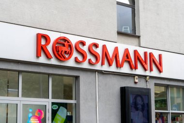 Varşova 'daki Rossmann mağazasının logosu. Almanya 'da tanınmış bir süpermarket olan ROSSMANN' ın girişindeki dış görünüş. Varşova, Polonya - 26 Temmuz 2023.