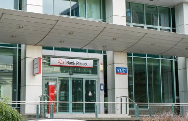 Pekao Bankası logosu. Ofis cephesi. Polska Kasa Opieki Spolka Akcyjna Bankası 'nın logosu. Bir şube binasına giriş. Varşova, Polonya - 26 Temmuz 2023.