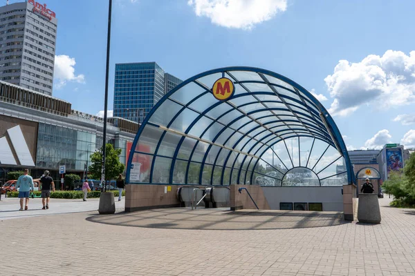 センターワルシャワの地下鉄駅への入り口の外観 モダンな地下鉄エントランス ワルシャワ ポーランド 2023 — ストック写真