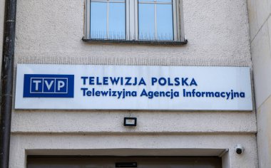 TVP - Telewizja Polska, Polonya Televizyonu. Bina cephesinde mavi logo işareti var. Ana ofis girişi Polonya, Varşova - 27 Temmuz 2023.