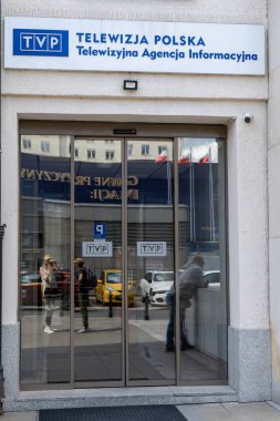 TVP - Telewizja Polska, Polonya Televizyonu. Bina cephesinde mavi logo işareti var. Ana ofis girişi Polonya, Varşova - 27 Temmuz 2023.