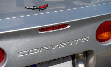 Caddedeki Chevrolet Corvette araba gümüş rengi. Polonya, Varşova - 27 Temmuz 2023.