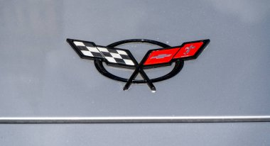 Caddedeki Chevrolet Corvette araba gümüş rengi. Polonya, Varşova - 27 Temmuz 2023.