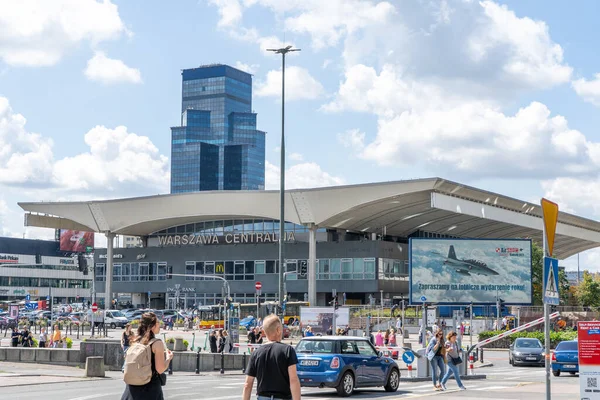 中央火车站 夏天街上的人 波兰语 Warszawa Centralna 旅行背景 波兰华沙 2023年7月27日 — 图库照片