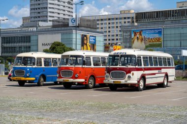 Eski kırmızı ve mavi Skoda otobüsü. Çekoslovakyalı Skoda RTO 706 Karosa modeli. Turist otobüsleri klasik model. Eski şehrin caddesi bir turistik cazibedir. Polonya, Varşova - 27 Temmuz 2023.