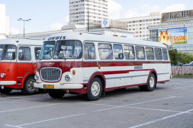 Eski kırmızı ve mavi Skoda otobüsü. Çekoslovakyalı Skoda RTO 706 Karosa modeli. Turist otobüsleri klasik model. Eski şehrin caddesi bir turistik cazibedir. Polonya, Varşova - 27 Temmuz 2023.