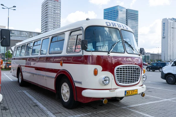 Eski kırmızı ve mavi Skoda otobüsü. Çekoslovakyalı Skoda RTO 706 Karosa modeli. Turist otobüsleri klasik model. Eski şehrin caddesi bir turistik cazibedir. Polonya, Varşova - 27 Temmuz 2023.