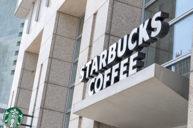 Avrupa caddesindeki Starbucks Kahve 'yi imzala. Kahve dükkanına giriş. Şirket tabelası Starbucks Kahve Markası. Polonya, Varşova - 27 Temmuz 2023.