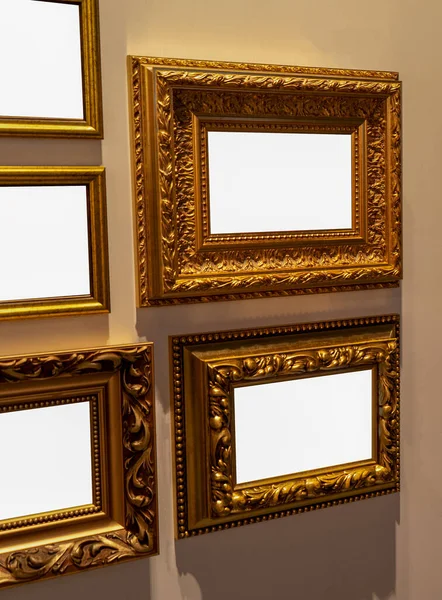 壁の写真や写真のための空の金フレーム テキストの場所と孤立する 白い背景で隔離された金色のフレームのセット レイアウトテンプレートモックアップ — ストック写真
