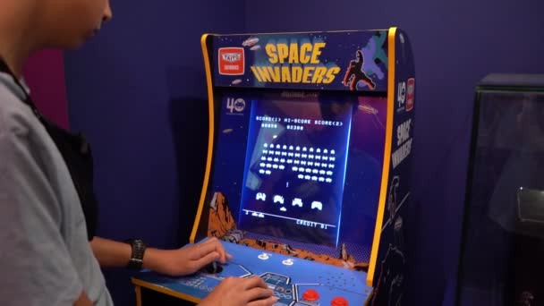 Uzay Istilacıları Taito Oyun Makinesi Bit Eski Video Oyununda Basit — Stok video