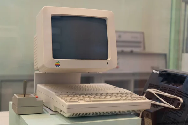 Apple Komputer Pertama Tampilan Lama Papan Ketik Dan Polandia Warsawa — Stok Foto