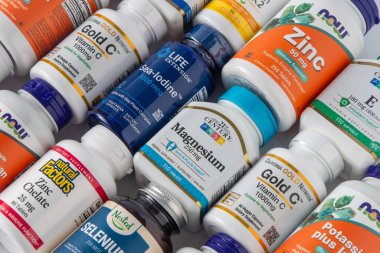 iHerb 'den vitaminler, mineraller ve mikro besinler. Bir sürü farklı kavanoz. Biyolojik olarak aktif gıda katkı maddeleri. Beslenme takviyesi çevrimiçi alınıyor. Sağlık için ilaçlar. Kyiv, Ukrayna - 13 Temmuz 2023