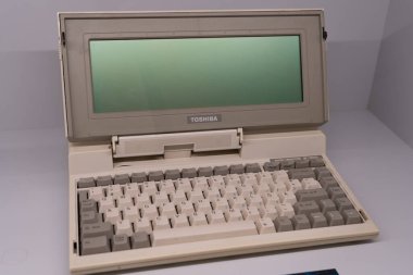 Eski Toshiba bilgisayarı. Retro modeli. İlk kişisel bilgisayar. Küçük taşınabilir. Polonya, Varşova - 27 Temmuz 2023.