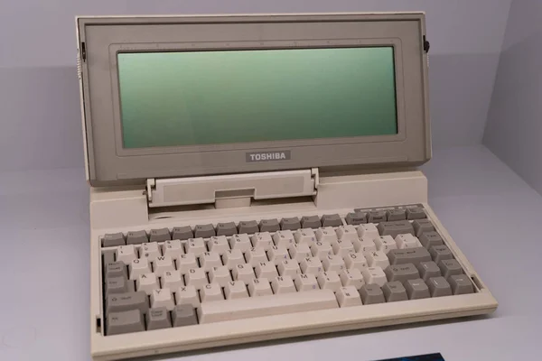 古い東芝のラップトップ レトロモデル ファーストパソコン 小型ポータブル ポーランド ワルシャワ 2023年7月27日 — ストック写真