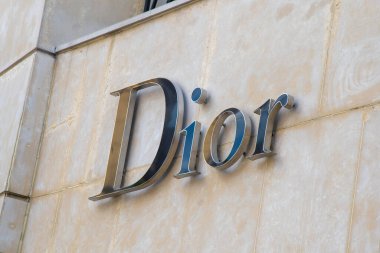 Mağazadaki DIOR şirketinin logosu. Kyiv, Ukrayna - 15 Temmuz 2023.