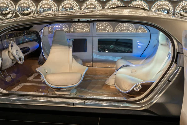 車内のホワイトレザーアームチェア 中の内装 ドライバーシート シルバーメルセデス車 Bmercedes ベンツスタイリッシュなラグジュアリービジネスクラス車 ワルシャワ ポーランド 2023 — ストック写真