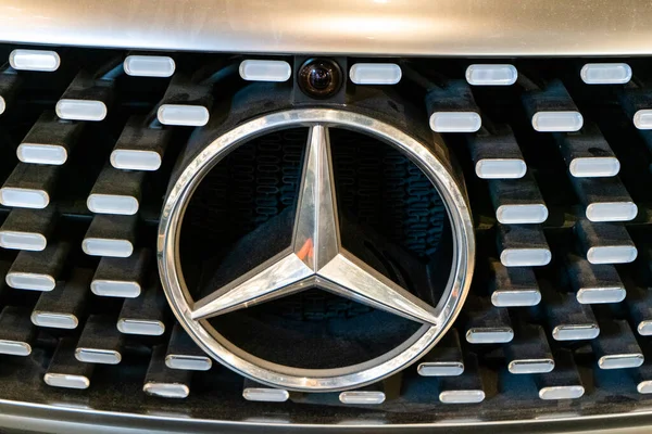 Gümüş Mercedes Arabası Çarpma Farlar Kaputta Amblem Var Mercedes Benz — Stok fotoğraf